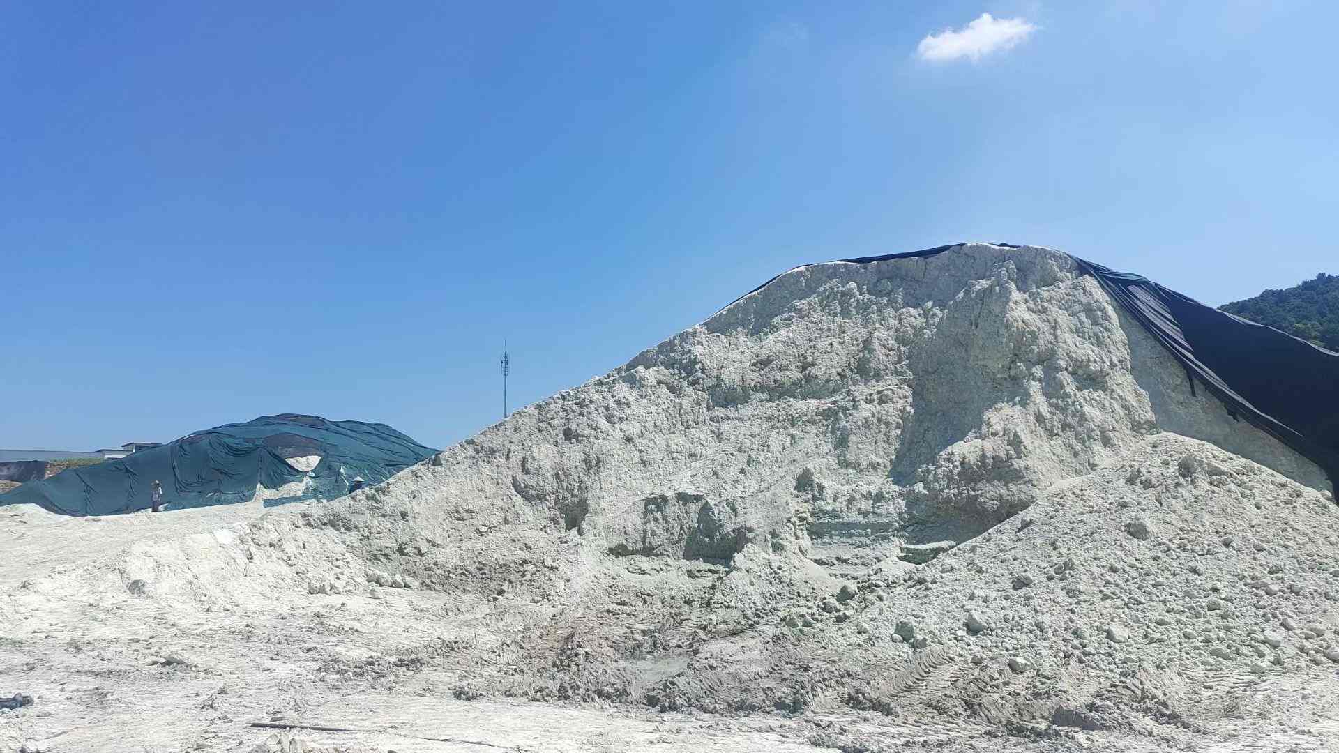 膨润土原矿原料堆场 - 信阳根源实业.jpg